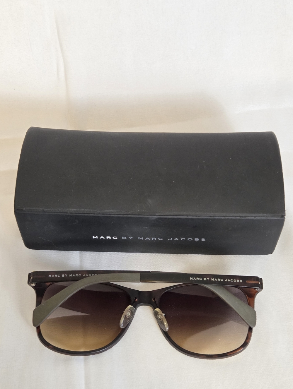 Marc By Marc Jacobs Womens/Unisex Tortoiseshell Sunglasses with Gradient Lenses - Picture 3 of 12